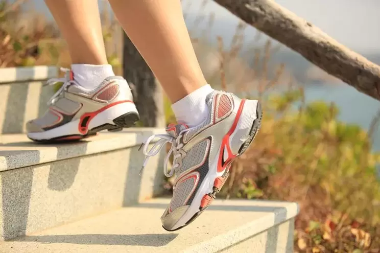 Fare le scale è un modo per rafforzare i muscoli delle gambe e perdere peso