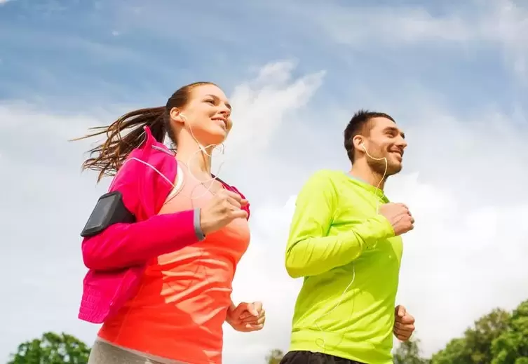 Uomo e donna che fanno jogging per essere in buona forma