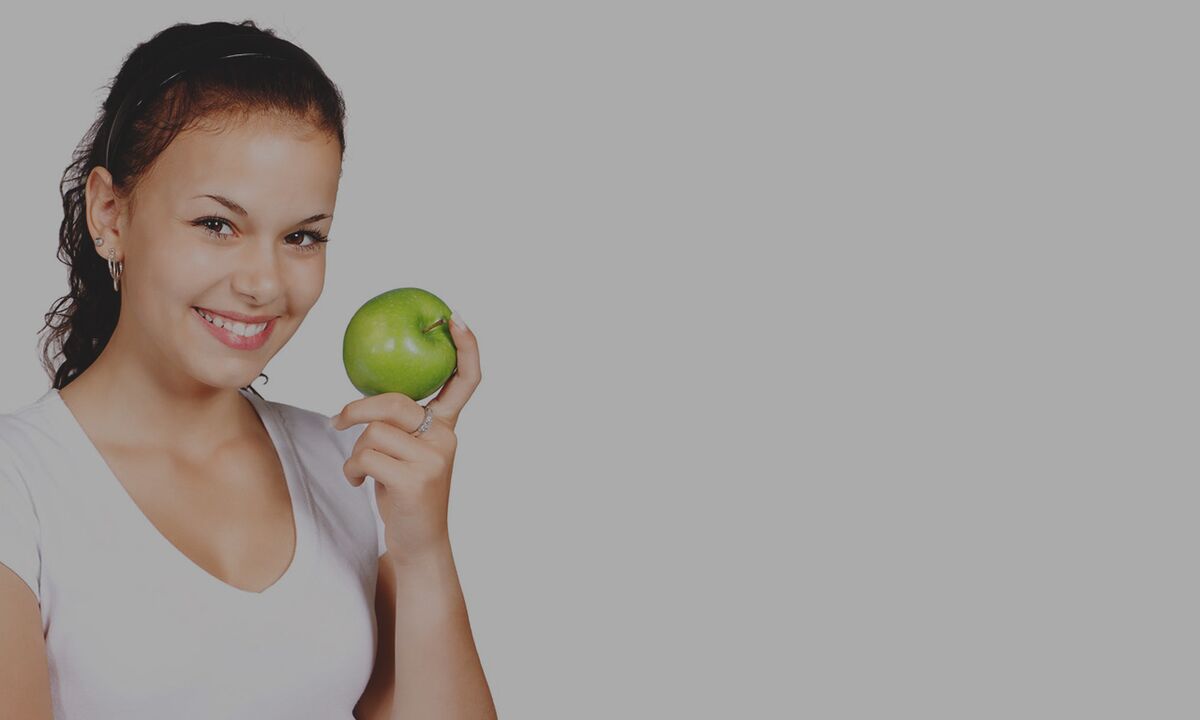 Si consiglia di mangiare una mela per attutire la sensazione di fame durante una dieta a base di grano saraceno