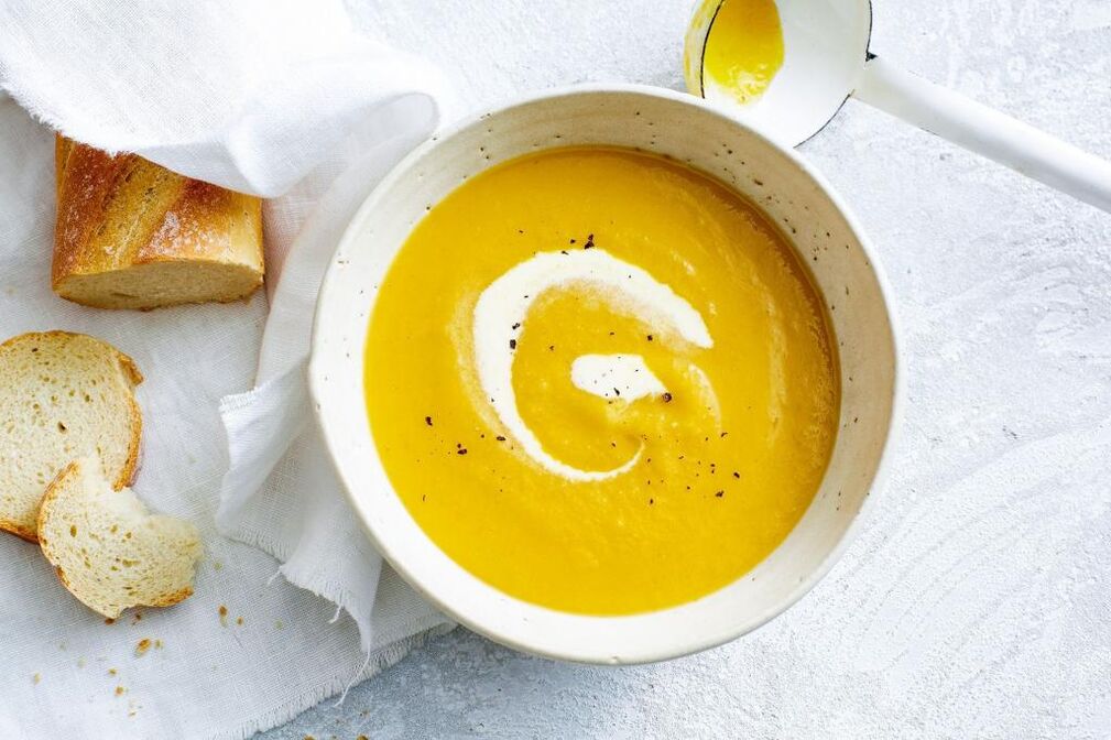 Mentre segui una dieta per le ulcere allo stomaco, puoi preparare una zuppa di zucca frullata