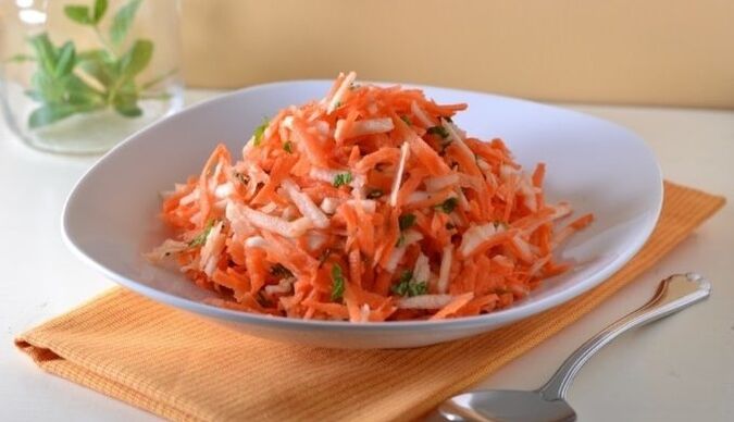 L'insalata dietetica di carote e mele fornirà vitamine al corpo di una persona che perde peso