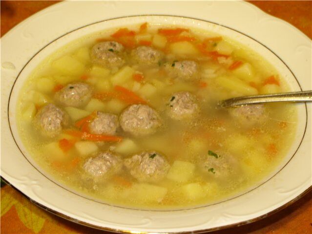 Zuppa con verdure e polpette - un piatto leggero nel menù dietetico settimanale